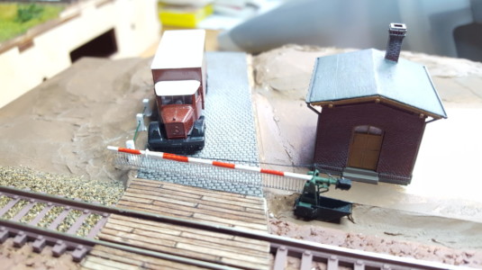 Spur N beschrankter Bahnübergang